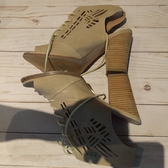 Beige sandals by Restricted 🌸🌸👠 - Picture 3 of 6